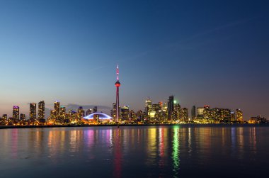 Toronto silueti gün batımından sonra Ontario Gölü üzerinde