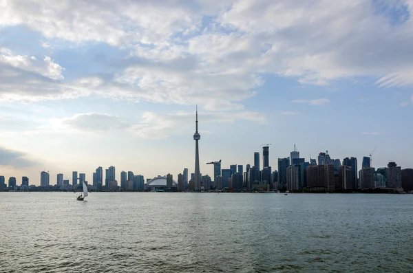 Skyline of Toronto över Ontario Lake vid solnedgången — Stockfoto