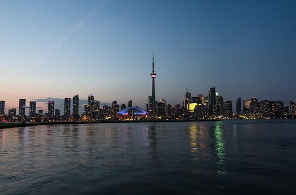 Skyline de Toronto au-dessus du lac Ontario après le coucher du soleil — Photo