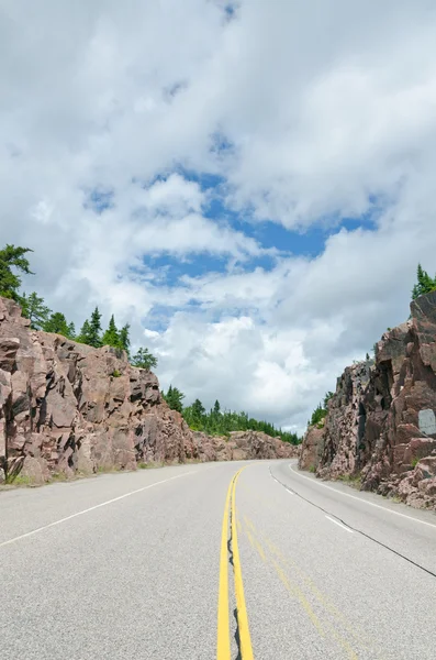 TransCanada motorväg längs överlägsen sjöstranden — Stockfoto