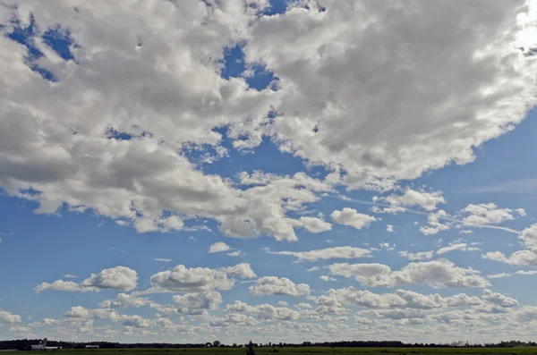 Sonnenbeschienene Jammerwolken — Stockfoto