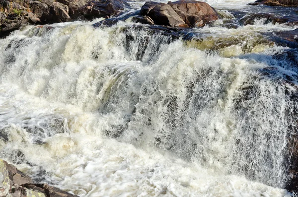 Agua en cascada sobre rocas — Foto de Stock