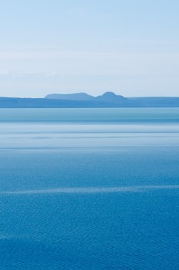 üstün gölün kıyısında