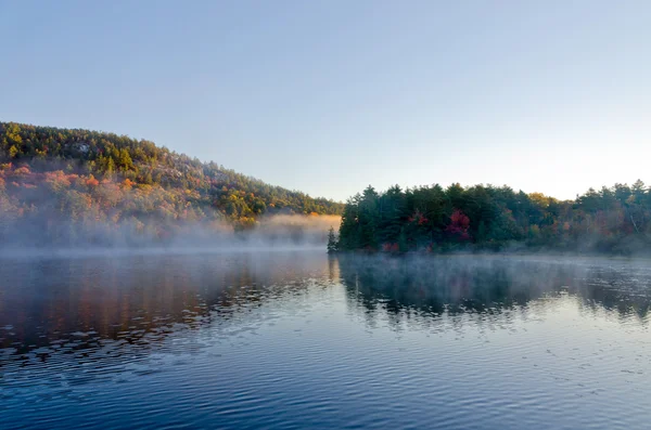 Sonnenaufgang über dem Waldsee — Stockfoto