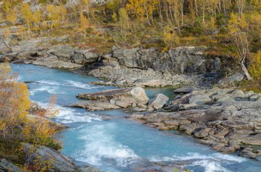 Dağ nehir. Norveç.