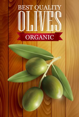 Ahşap arka plan ve ilginç bir logo ile yeşil zeytin etiket