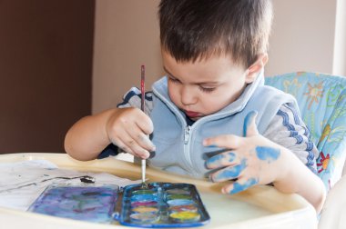 Yürümeye başlayan çocuk suluboya ile boyama
