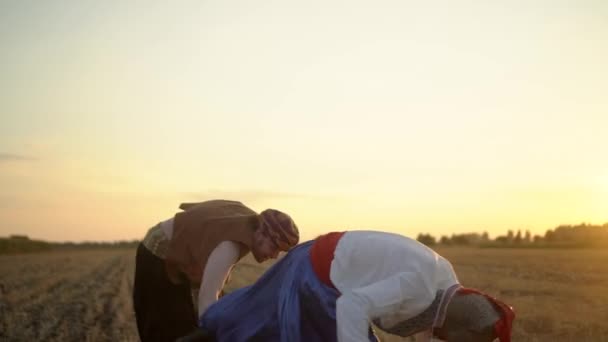 Битва украинских казаков с турками на поле боя на закате — стоковое видео
