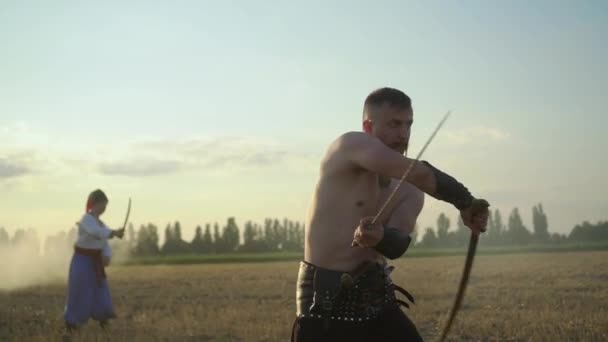 Ukrainian Cossacks fight with sabers in the field — Stock Video