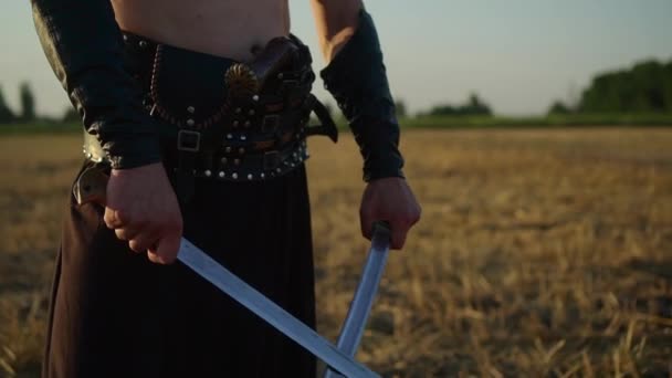 Ένας Κοζάκος με δύο σπαθιά στα χέρια του κοιτάζει την απόσταση στον εχθρό. — Αρχείο Βίντεο