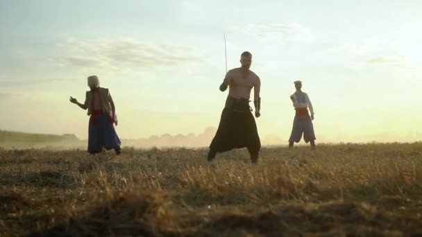 哥萨克人在战场上用刀剑训练 — 图库视频影像