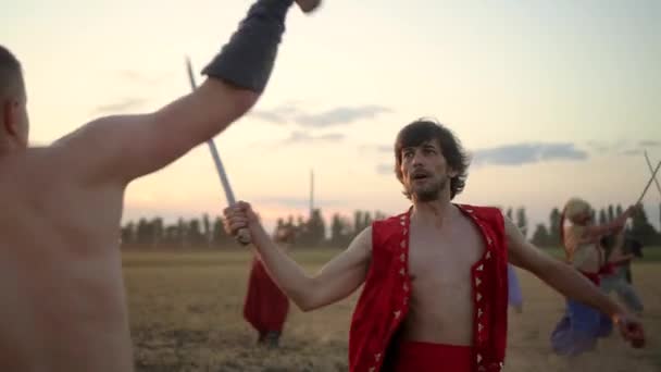 Batalla de los cosacos ucranianos con los turcos en el campo al atardecer — Vídeos de Stock