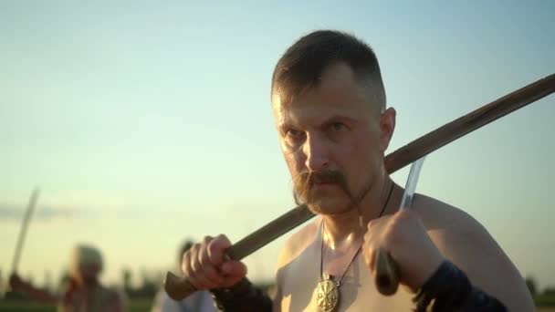 Guerreros mirada temible. cosaco ucraniano mira lejos — Vídeo de stock