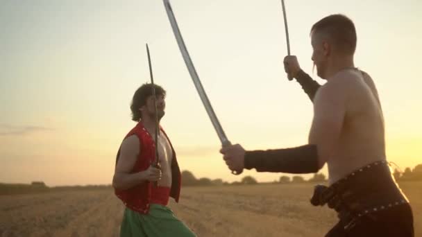 Batalla de los cosacos ucranianos con los turcos en el campo al atardecer — Vídeos de Stock