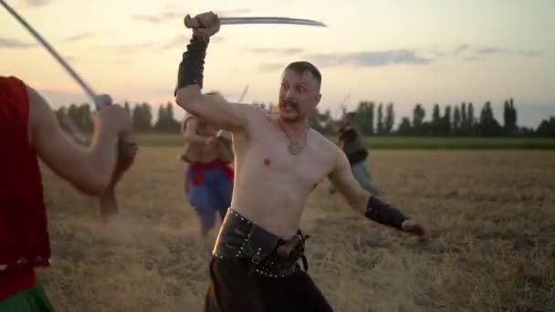 Batalla de los cosacos ucranianos con los turcos en el campo al atardecer — Vídeo de stock