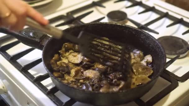 Kocken rörde om svamparna i pannan — Stockvideo
