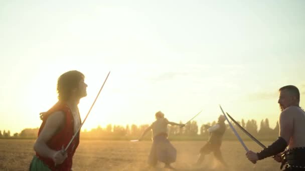 Batalla de los cosacos ucranianos con los turcos en el campo al atardecer — Vídeos de Stock