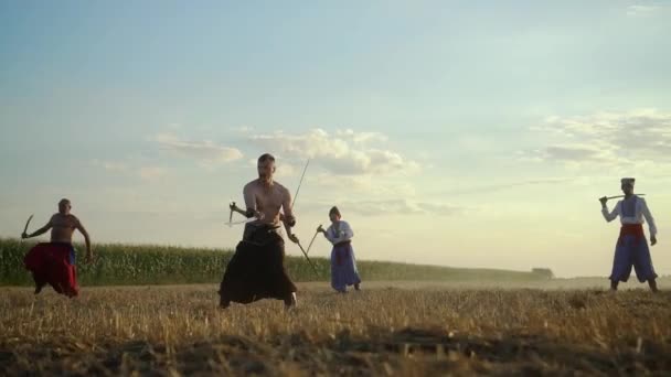 Cosacos practicando con sables en el campo — Vídeos de Stock