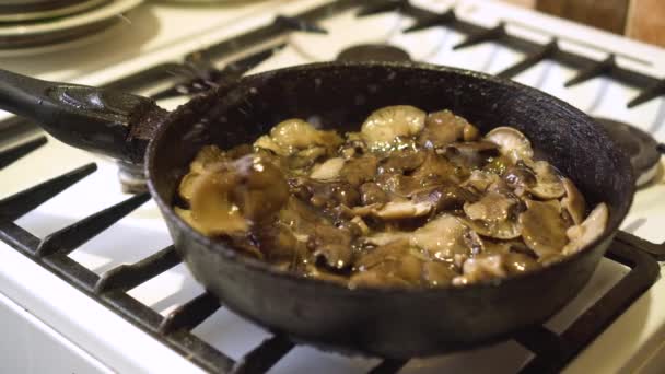 Le cuisinier a remué les champignons dans la poêle — Video