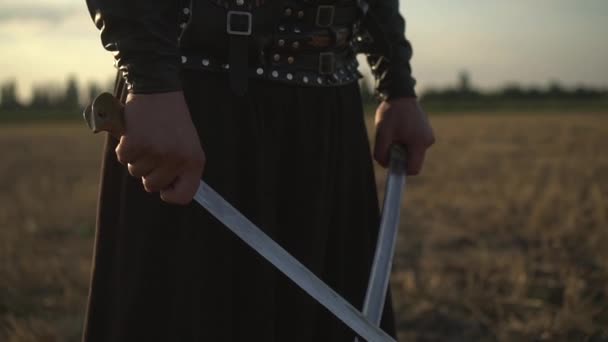 Un cosaco con dos sables en las manos mira a lo lejos al enemigo — Vídeos de Stock