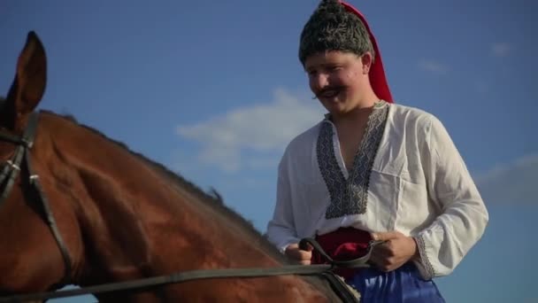 Tarlada ata binen Ukraynalı Kazak çok uzak görünüyor. — Stok video