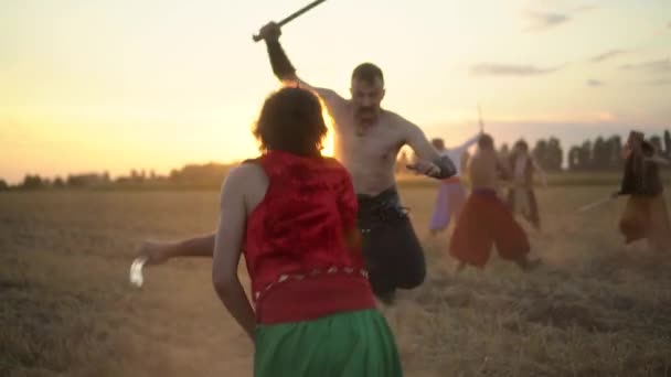 Bitva ukrajinských kozáků s Turky na hřišti při západu slunce — Stock video