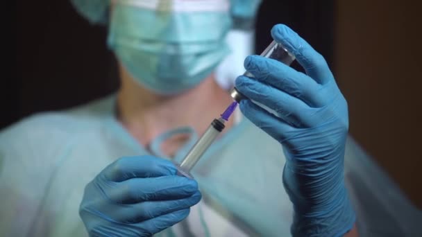 Médecin mains dans les gants remplissage seringue avec du liquide injectable, Vaccin — Video