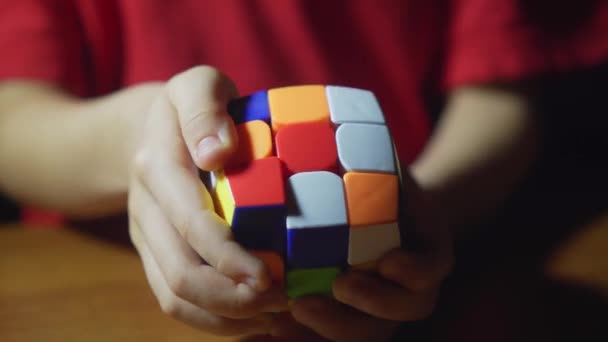 Närbild av ungen njuter Rubiks kub hemma — Stockvideo