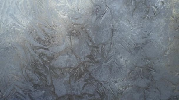 Abstract frosty patroon op glas, achtergrond textuur op het raam — Stockvideo