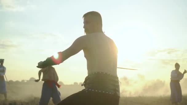 ウクライナのコサックはフィールド内のセイバーと戦う — ストック動画