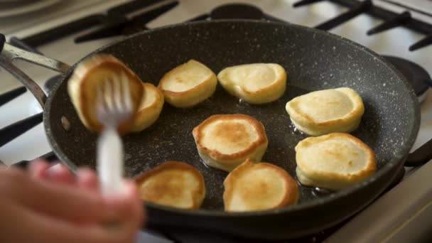 Il cuoco rimuove le frittelle fritte dalla padella — Video Stock