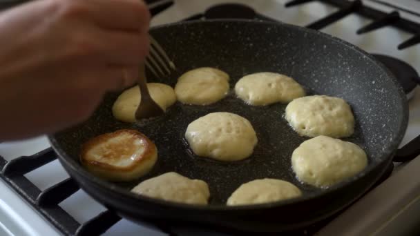 Cucinare frittelle in cucina casalinga, pasta, padella calda e fornelli — Video Stock