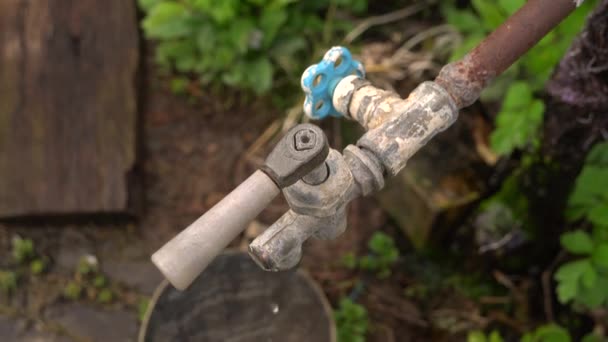 L'acqua del rubinetto gocciola nella vecchia casseruola. — Video Stock