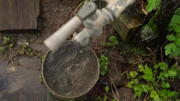 El agua del grifo gotea en la cacerola vieja. — Vídeo de stock