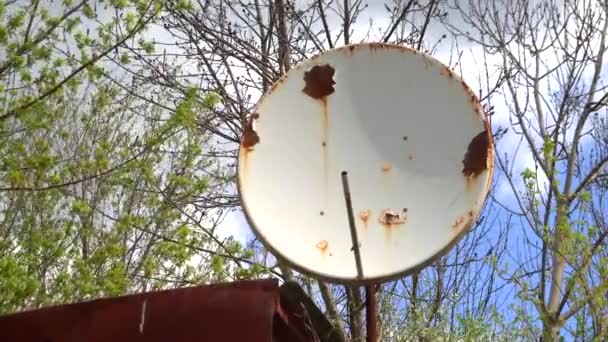 Велика іржава супутникова тарілка на даху будинку . — стокове відео