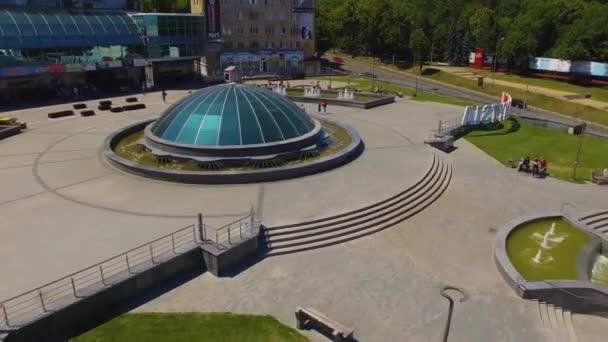 VINNYTSIA, UKRAINE - 2021年5月:ガラスドーム付きの建物 — ストック動画