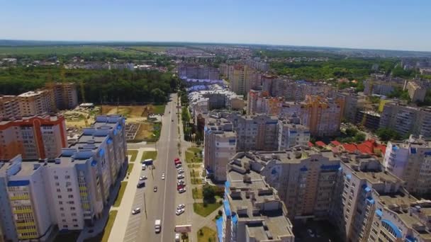 VINNYTSIA, UKRAINE - 2021年5月:街の新しいマイクロ地区のトップビュー — ストック動画