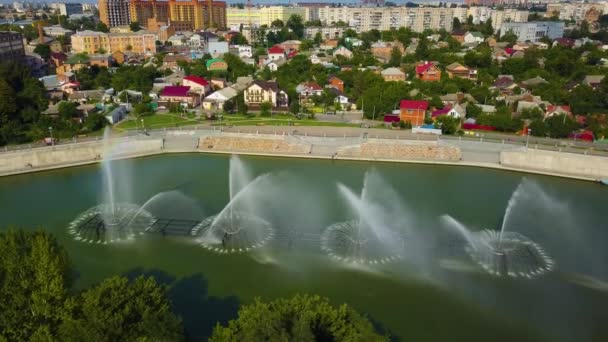 VINNYTSIA, UKRAINE - 2021 년 5 월: 강에 있는 매우 큰 동적 분수 — 비디오