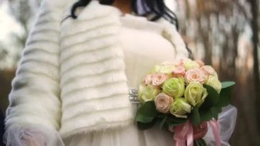 Gelin ve damat parkta yürüyor..