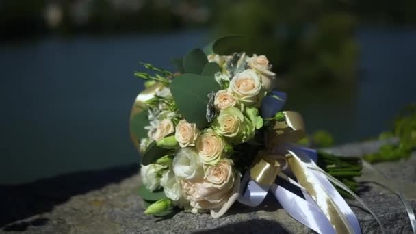 Mooi Bruidsboeket Van Bruid Schoorsteenmantel — Stockvideo
