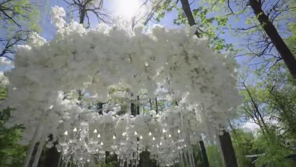 Fehér esküvői boltív csillárokkal és gyertyákkal — Stock videók