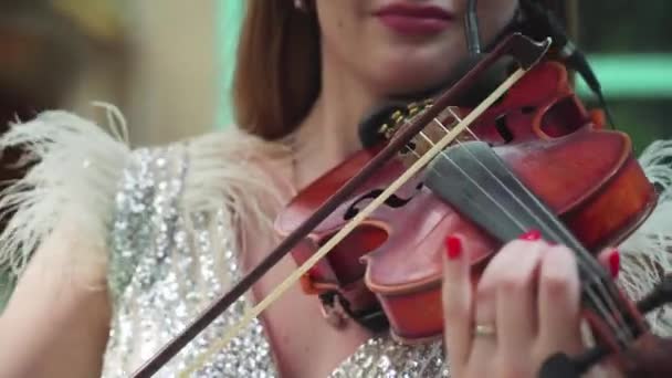Kvinna spelar mästerligt fiol vid bröllopsceremonin — Stockvideo