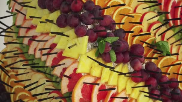 A pyramid of sliced tropical fruits at a wedding buffet — Stock Video