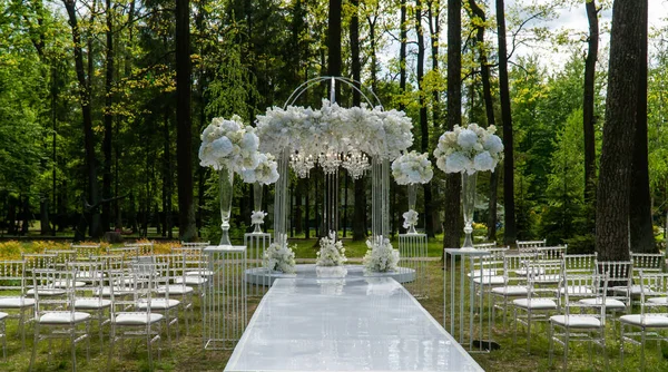 Arco de casamento de flores brancas no parque. — Fotografia de Stock