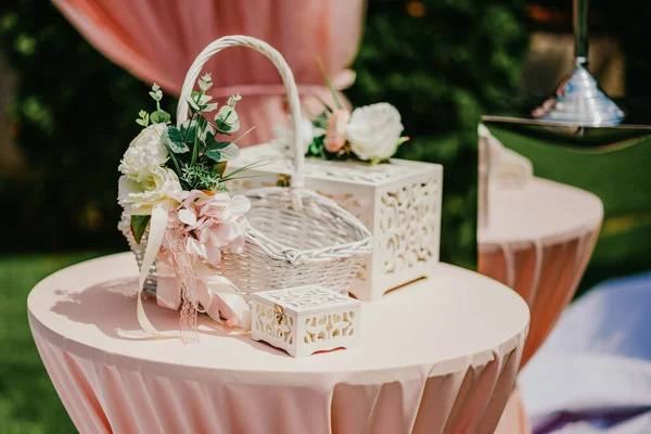 Bröllopstillbehör på det rosa bordet vid ceremonin. — Stockfoto