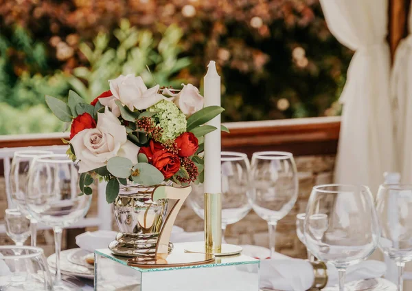 Dukat bord vid en bröllopsbankett i parken. — Stockfoto