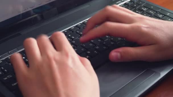 Detailní záběr rukou nerozpoznatelného obchodníka, který píše na klávesnici notebooku. — Stock video