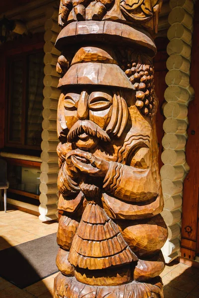 Socha starověkého boha vytesaná ze dřeva. — Stock fotografie