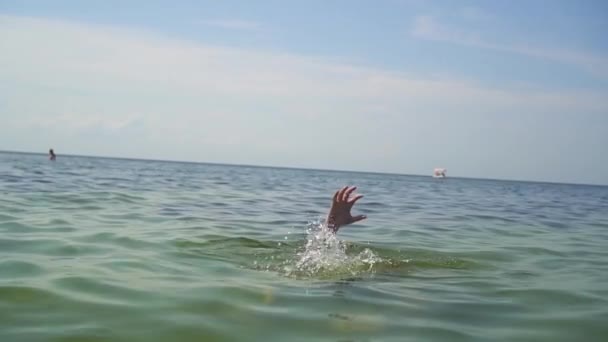 Handen van een verdrinkende man in de zee. — Stockvideo