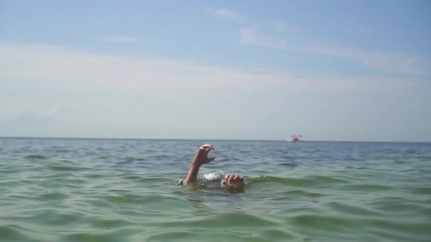 Handen van een verdrinkende man in de zee. — Stockvideo